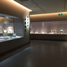 專業(yè)展覽展柜定制與安裝 連接藝術(shù)與觀眾的無(wú)形橋梁